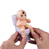 gadget-qui-represente-un-bébé-qui-jette-de-l'eau-quand-on-lui-ecarte-les-jambes