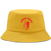 bob-jaune-avec-un-chef-qui-coupe-le-kebab-a-la-broche