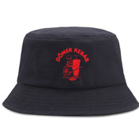 bob-noir-avec-un-chef-qui-coupe-le-kebab-a-la-broche