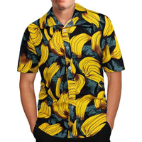 homme-portant-une-chemise-avec-des-motifs-de-bananes